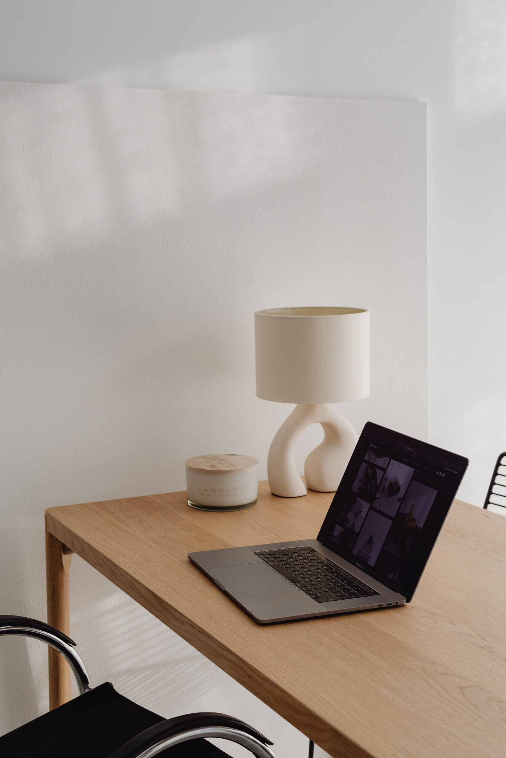 kaboompics_wooden-desk-laptop-home-office-minimalist-warm-minimal-28768